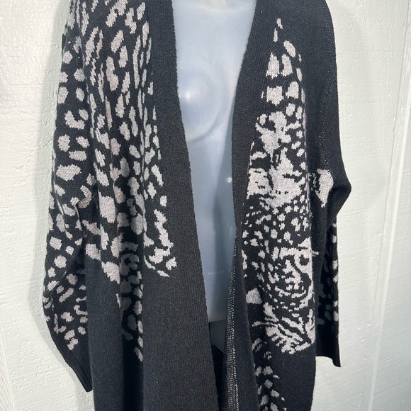 Loralette Cardi Lena Black and Gray Leopard Print Long Sleeve Sweater SZ 18 NWT - Picture 4 of 9